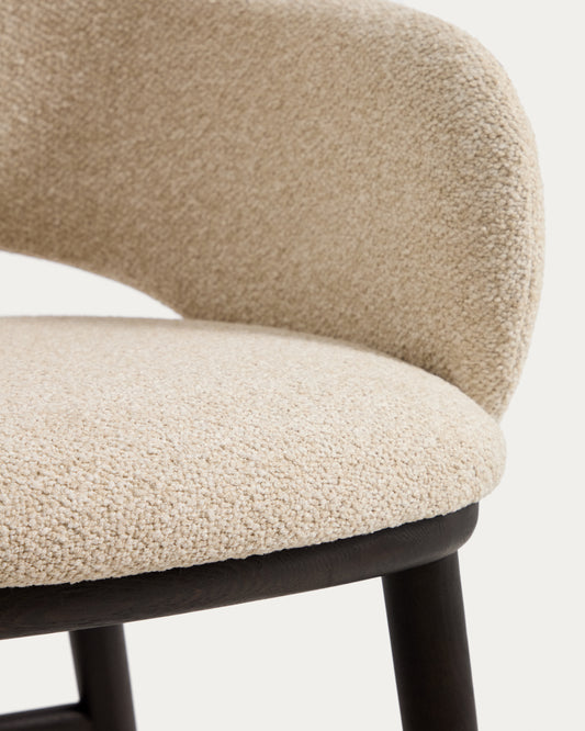 Taburete Maina de chenilla gruesa beige y patas de madera maciza de fresno con acabado tono ebonizado FSC Mix Credit 65 cm 