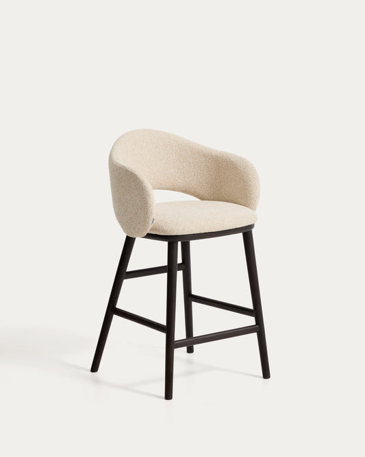 Taburete Maina de chenilla gruesa beige y patas de madera maciza de fresno con acabado tono ebonizado FSC Mix Credit 65 cm 