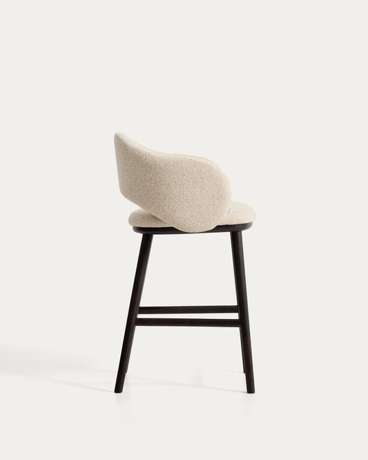 Taburete Maina de chenilla gruesa beige y patas de madera maciza de fresno con acabado tono ebonizado FSC Mix Credit 65 cm 