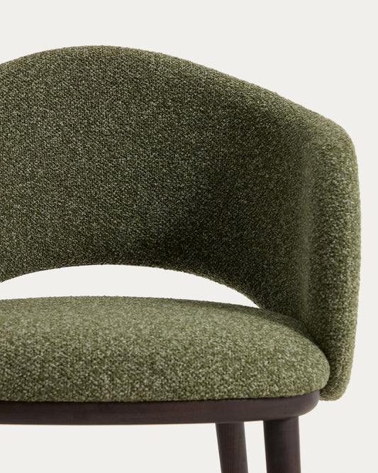 Silla Maina de chenilla gruesa verde y patas de madera maciza de fresno con acabado tono ebonizado FSC Mix Credit