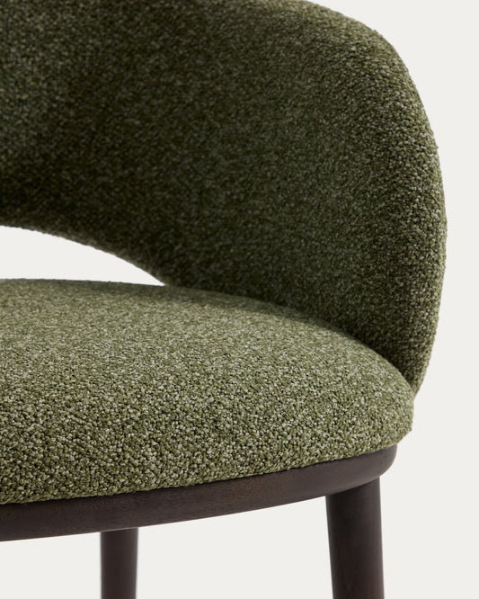 Silla Maina de chenilla gruesa verde y patas de madera maciza de fresno con acabado tono ebonizado FSC Mix Credit