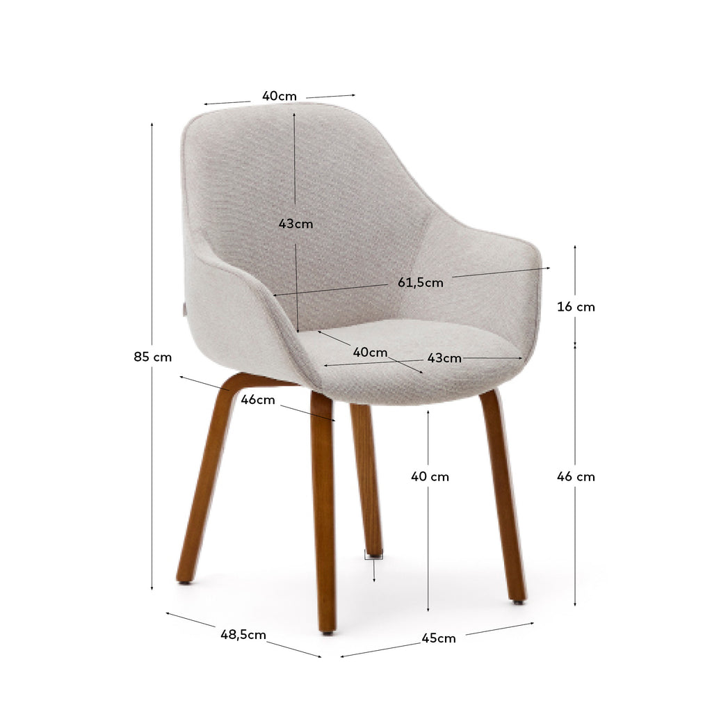 Silla Aleli de chenilla beige y patas de madera maciza de fresno con acabado nogal 