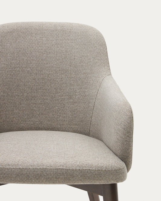 Silla Nelida de chenilla marrón y madera maciza de haya con acabado nogal FSC 100%