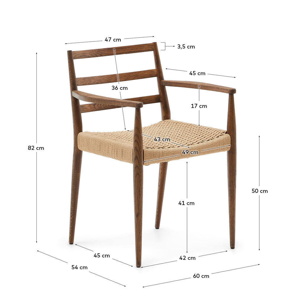 Chaise Analy avec accoudoirs en bois de chêne massif, finition noyer, et assise en corde FSC Mix Credit