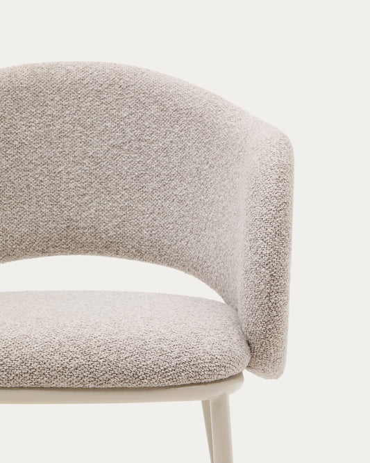 Silla Maina de chenilla gruesa beige y patas de acero con acabado beige FSC Mix Credit