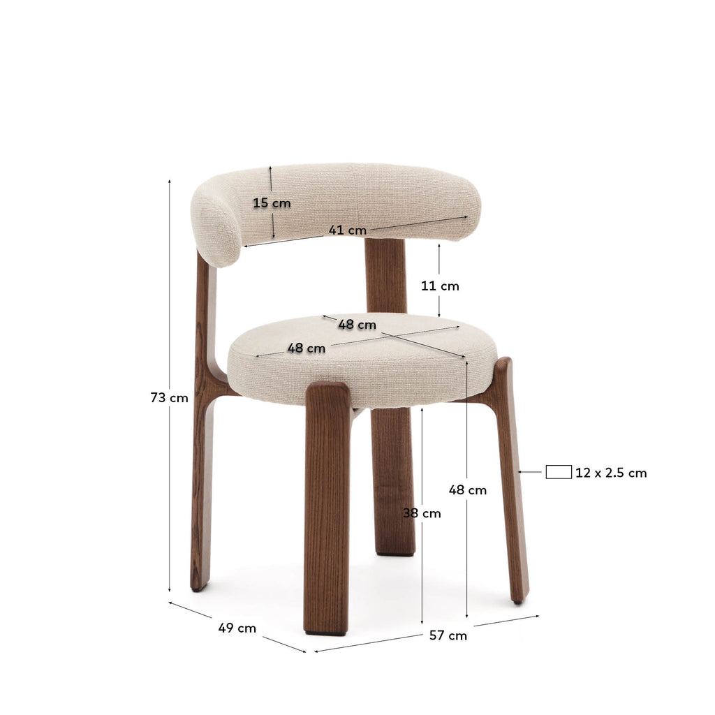 Silla Granite de chenilla beige y madera maciza de fresno con acabado nogal FSC 100%