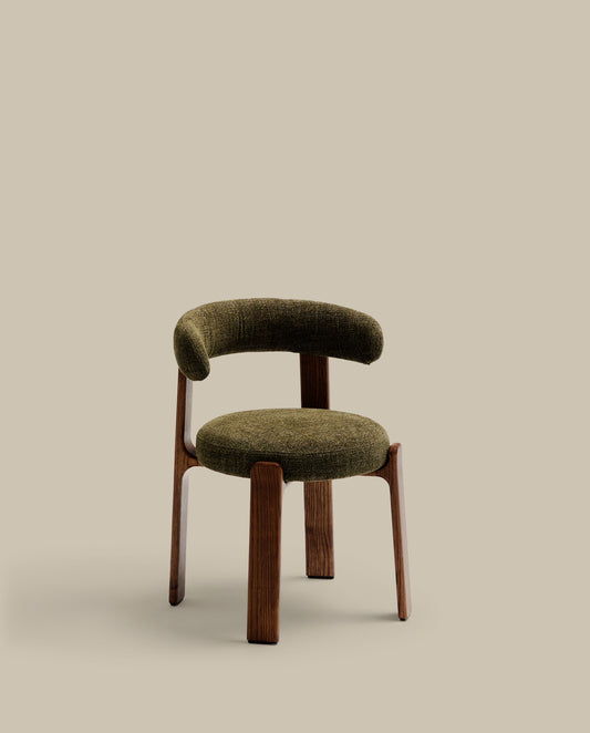 Chaise Granite version ignifugée en chenille verte et bois de frêne avec finition ton noyer FSC 100 %
