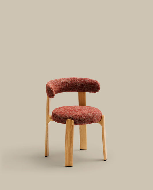 Chaise Granite version ignifugée en chenille terracotta et bois de frêne avec finition ton naturel FSC 100 %