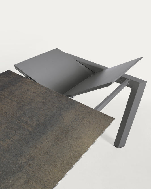 Taula extensible Axis porcellànic acabat Iron Moss i potes acer antracita 120 (180) cm