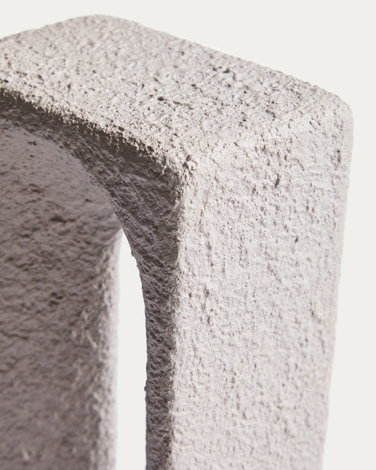 Escultura Vriona de papel maché gris claro 13,5 x 33,5 cm