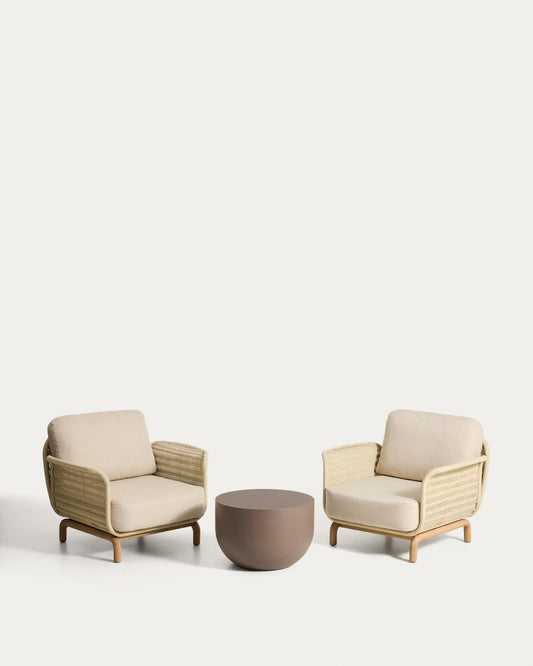 Set de 2 butaques Alipa de fusta massissa d’acàcia FSC 100% i corda cru i taula de centre Garbet de ciment marró Ø 60 cm