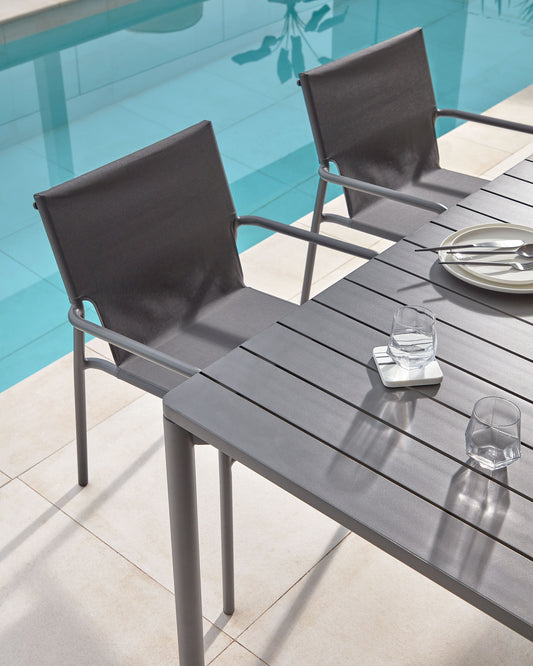 Taula extensible d'exterior Zaltana d'alumini amb acabat gris fosc mat 180 (240) x 100 cm