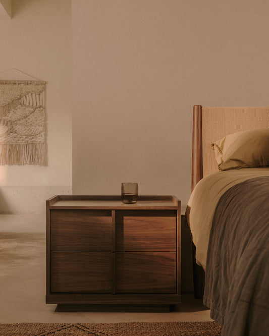 Mesita de noche Onix 2 cajones de chapa de nogal con acabado oscuro 60x47cm FSC Mix Credit