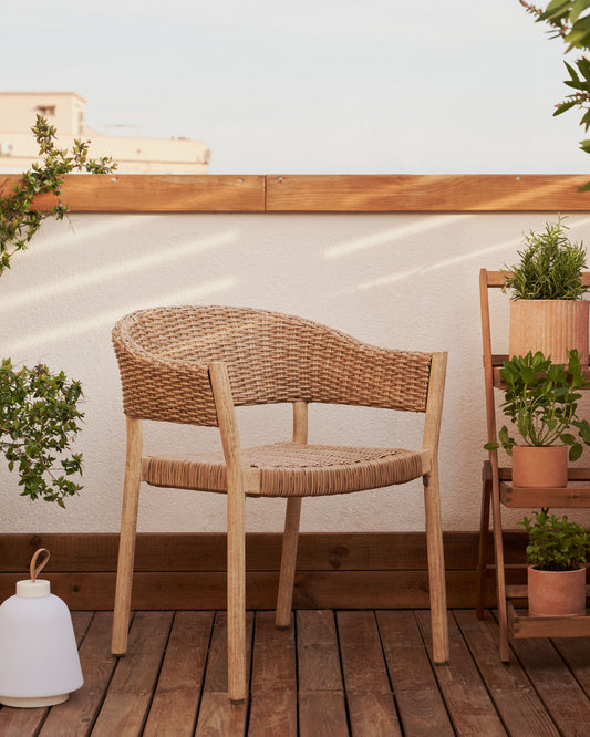 Cadira apilable d’exterior Pola de fusta massissa d’eucaliptus i rotang sintètic acabat natural FSC 100%