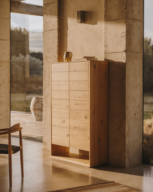 Aparador alt Alguema 2 portes en xapa de roure amb acabat natural 100 x 163,5 cm