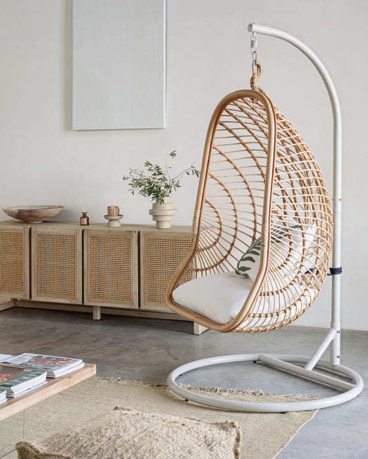 Butaca penjant amb peu gris fosc Ekaterina de rotang