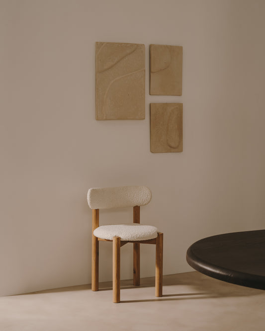 Silla Nebai borreguito blanco estructura madera maciza roble acabado natural FSC MIX Credit