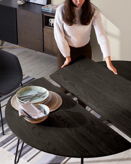 Table ronde extensible Milian placage en frêne et pieds en acier noir Ø 120 (200) cm