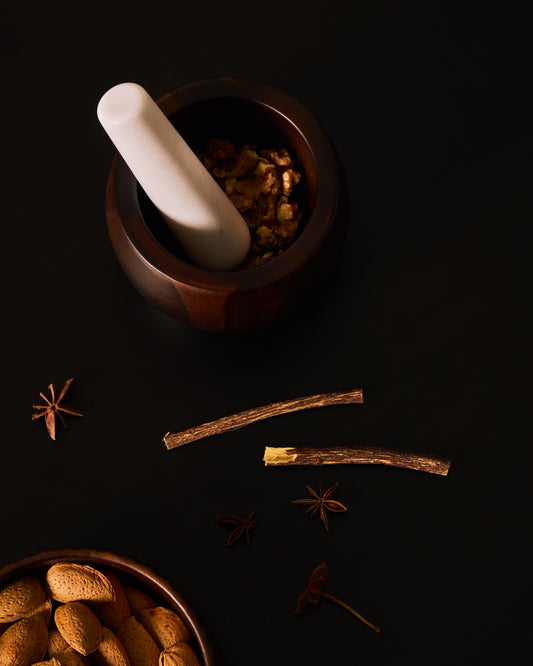 Mortero Tori de madera de acacia y mármol blanco FSC 100%