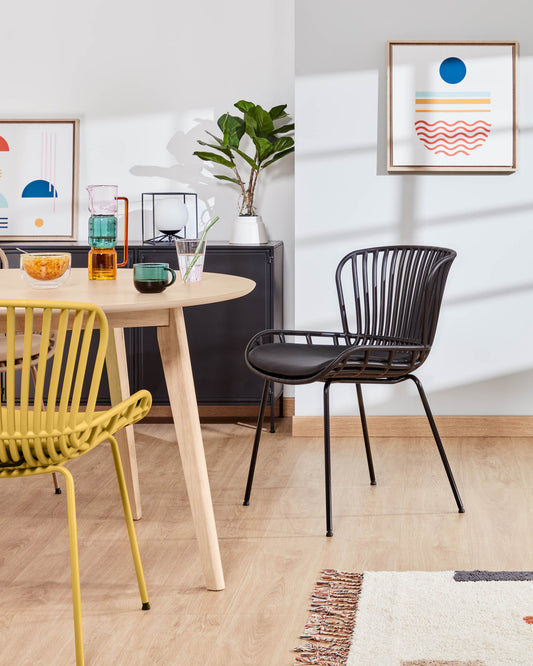 Cadira Surpik amb potes d'acer amb acabat negre