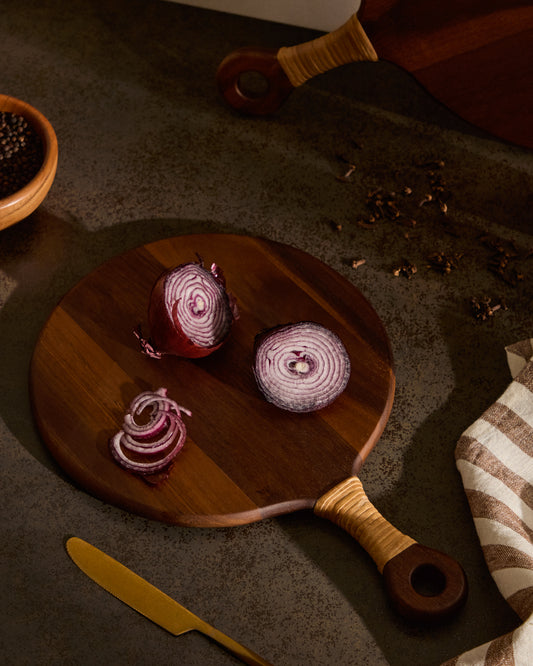 Taula de servir rodona petita Sardis de fusta d'acàcia FSC 100% i rotang