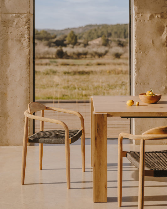 Chaise empilable Nina en bois massif d’acacia et corde noire FSC 100 %