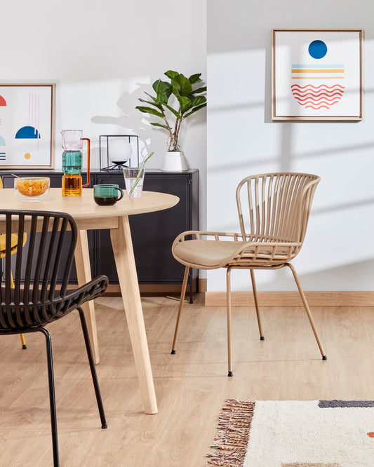 Cadira Surpik amb potes d'acer amb acabat beix