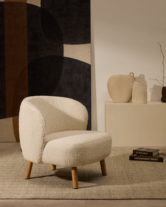 Fauteuil Ulit en tissu effet bouclette blanc et pieds en bois de hêtre finition naturelle