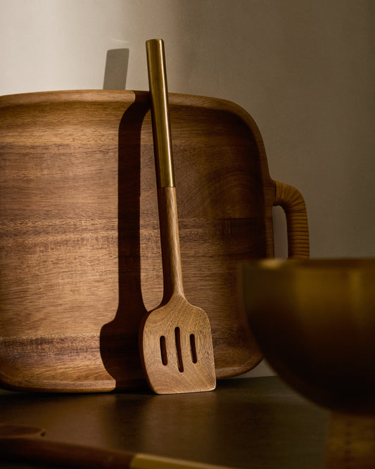 Espátula con agujeros Sataya de madera de acacia FSC 100%