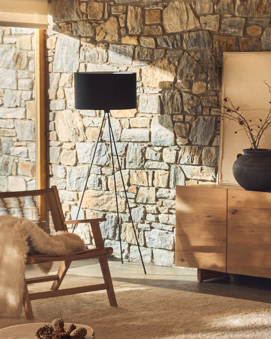 Llum de peu Ikia de metall amb acabat negre