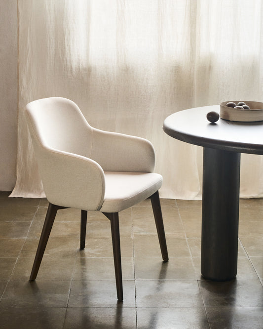 Silla Nelida de chenilla beige y madera maciza de haya con acabado nogal FSC 100%