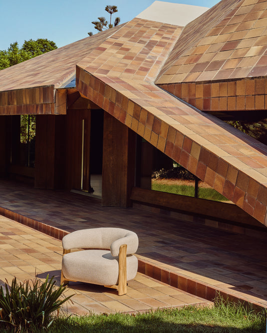 Butaca de exterior Granite beige y patas de madera maciza de teca acabado tono natural FSC 100%