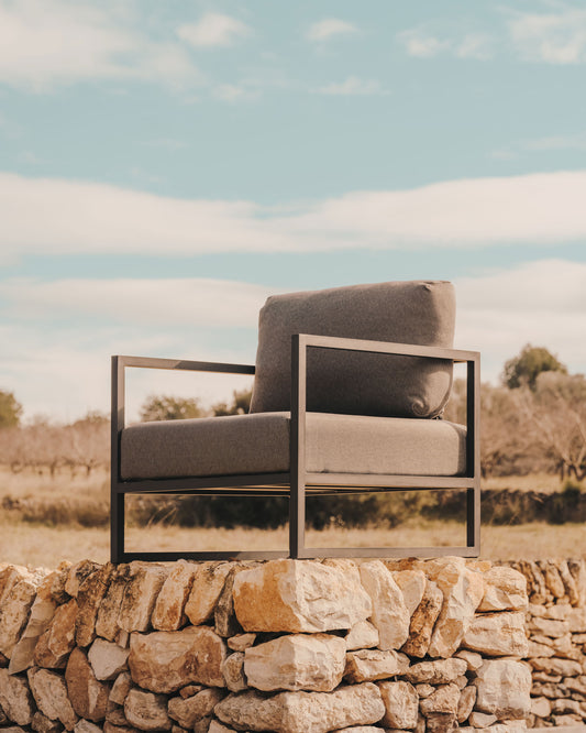 Butaca 100% exterior Comova gris fosc i d'alumini negre
