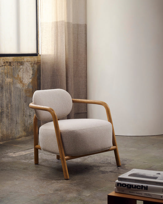 Fauteuil Melqui beige en bois de chêne avec finition naturelle