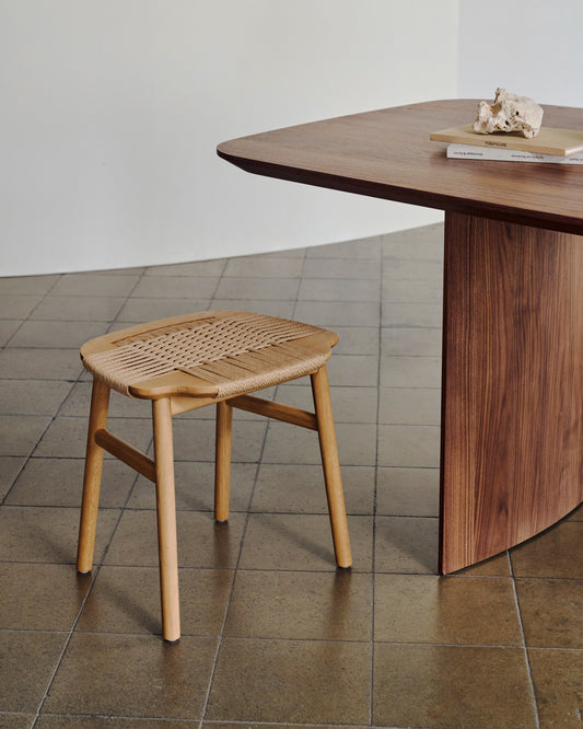 Tamboret Enit de corda paper beix i fusta massissa de roure acabat natural 43cm FSC Mix Credit