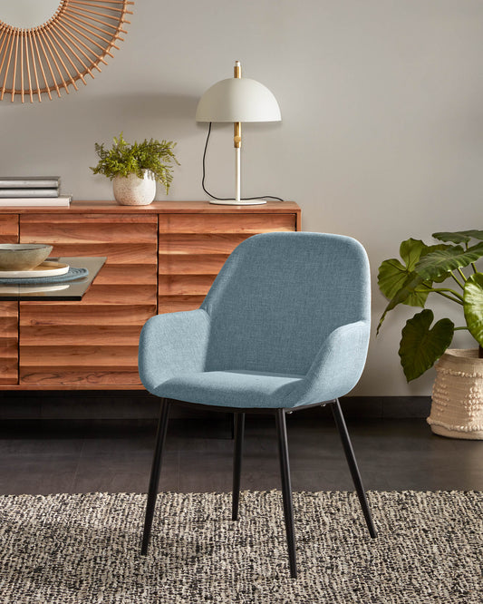 Silla Konna azul claro y patas de acero acabado pintado negro