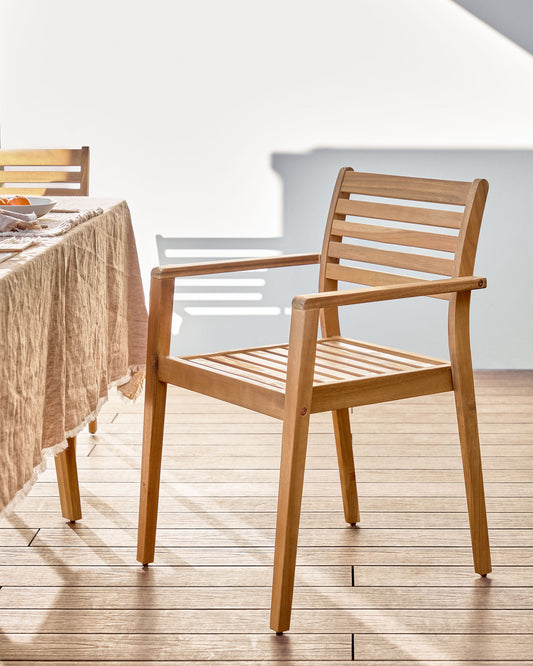 Cadira apilable d’exterior Hanzel de fusta massissa d’acàcia FSC 100%