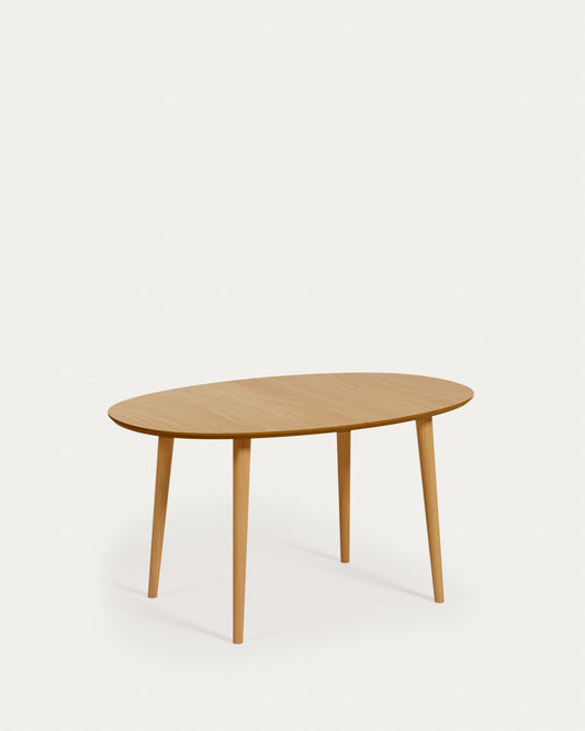 Taula extensible oval Oqui en xapa de roure i potes de fusta massissa Ø 140 (220) x 90 cm