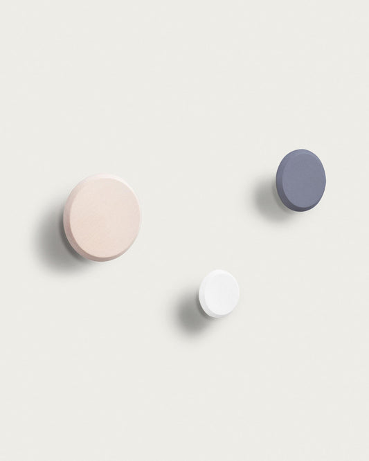Conjunt Nadua de 3 penjadors de fusta massissa de faig amb acabat natural, blau i blanc