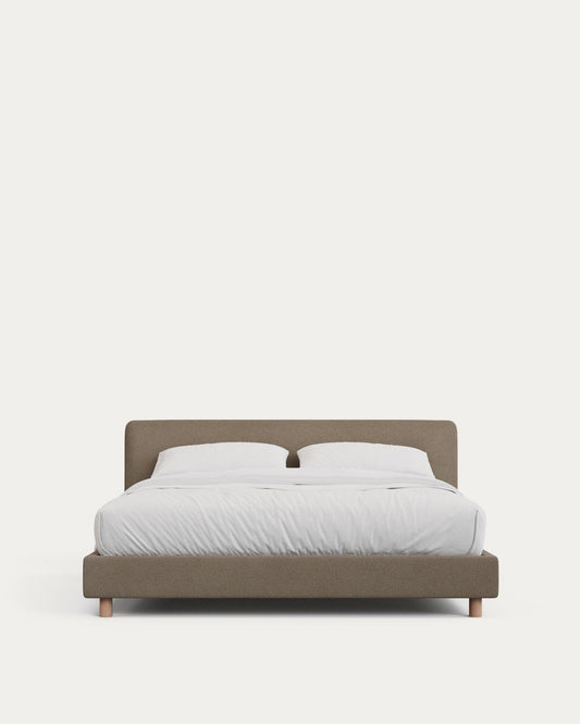 Cama desenfundable Valma de chenilla marrón y patas madera maciza de haya colchón de 160 x 200 cm