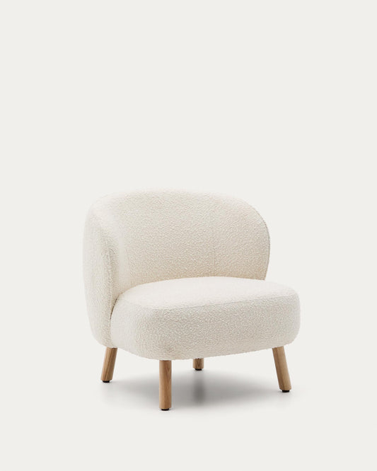 Fauteuil Ulit en tissu effet bouclette blanc et pieds en bois de hêtre finition naturelle