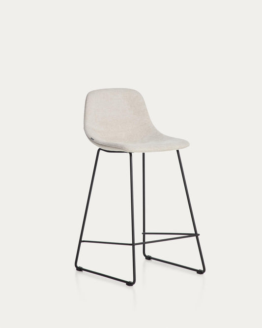 Tamboret Zahara de xenilla beix amb potes d’acer amb acabat negre de 65 cm FSC 100%