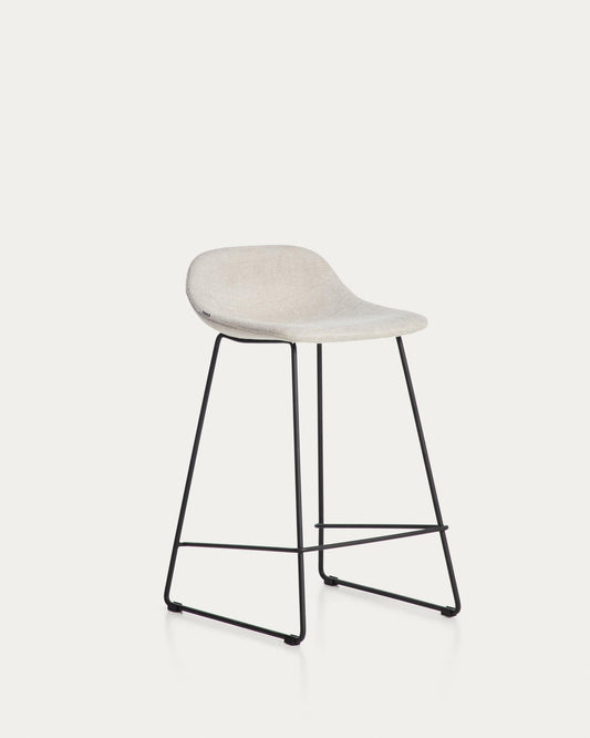 Tamboret Zahara de xenilla beix amb potes d’acer amb acabat negre de 65 cm FSC 100%
