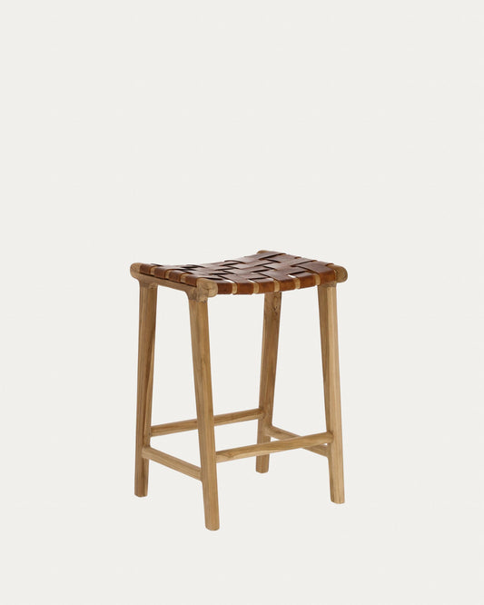 Tamboret Calixta de pell i fusta massissa de teca amb acabat natural alçada 67 cm