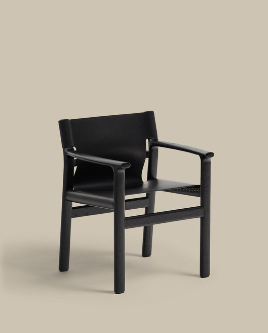 Cadira Jan de fibres de cuir reciclat negre i fusta massissa de freixe amb acabat negre FSC 100%