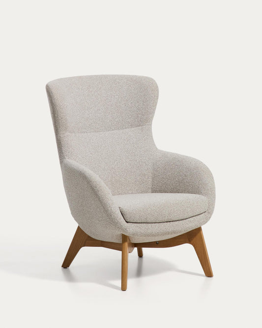 Butaca Adiran de chenilla gruesa beige con patas de madera maciza de roble acabado natural