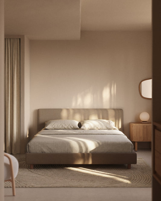 Cama desenfundable Valma de chenilla marrón y patas madera maciza de haya colchón de 160 x 200 cm