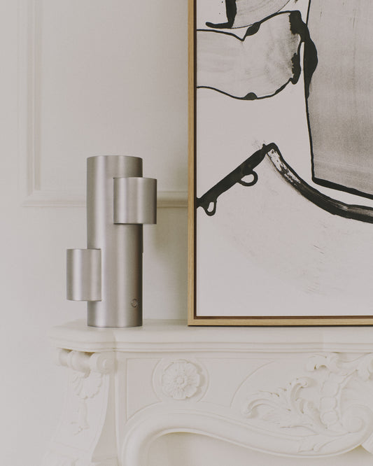 Lampe de table LED portable Adrina en métal gris clair avec finition brossée