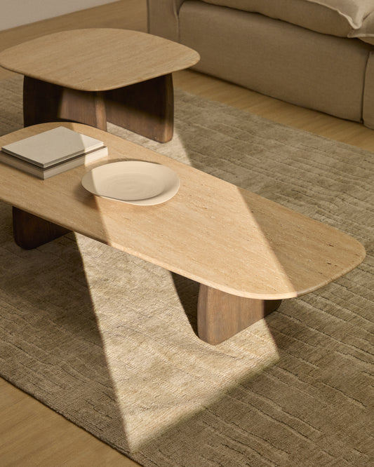 Taula de centre Pirita de travertí beix i potes de fusta massissa de roure amb acabat fosc 147 x 65 cm FSC 100%