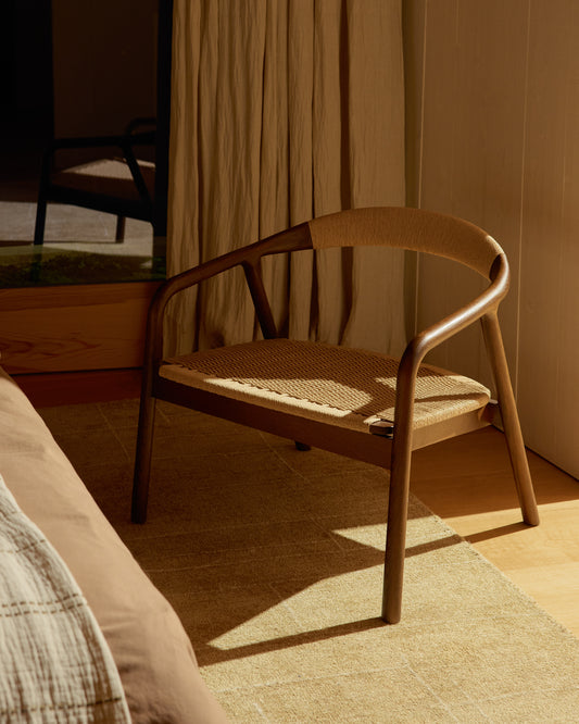 Fauteuil Derile en bois de chêne avec finition noyer et corde en papier beige FSC 100 %